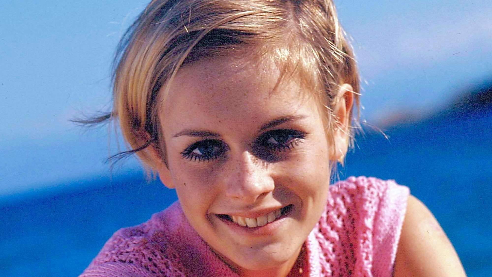 Twiggy lächelt in die Kamera.