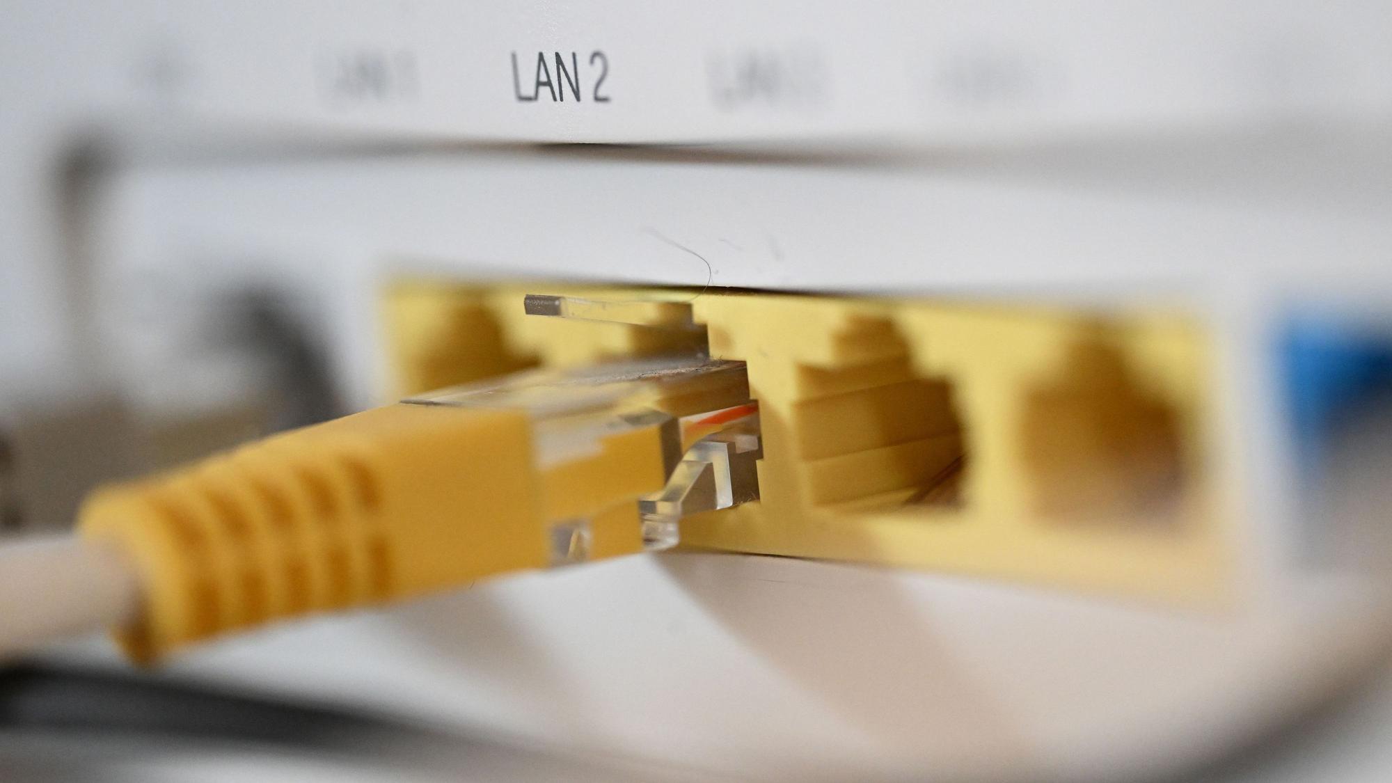 Ein LAN-Kabel steckt in einem Router.
