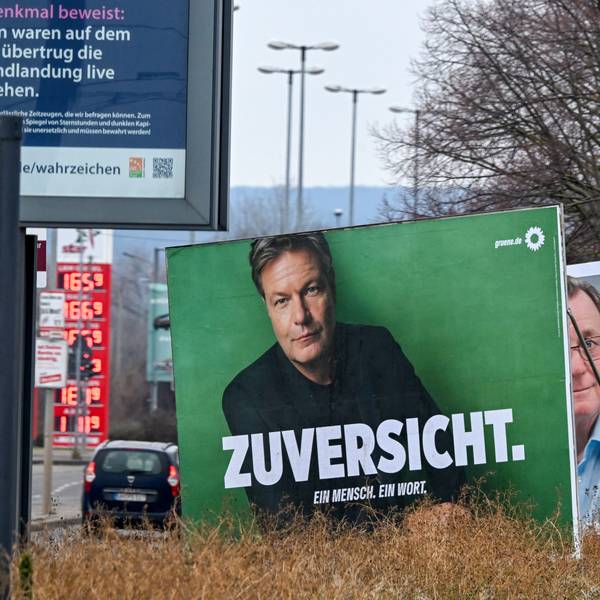 Wahlplakate von Bündnis90/Die Grünen, Die Linke, FDP und SPD stehen in Erfurt. Am 23. Februar wird in Deutschland ein neuer Bundestag gewählt. (Archivbild)