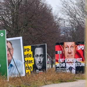 Wahlplakate von Bündnis90/Die Grünen, Die Linke, FDP und SPD stehen in Erfurt. Am 23. Februar wird in Deutschland ein neuer Bundestag gewählt. (Archivbild)