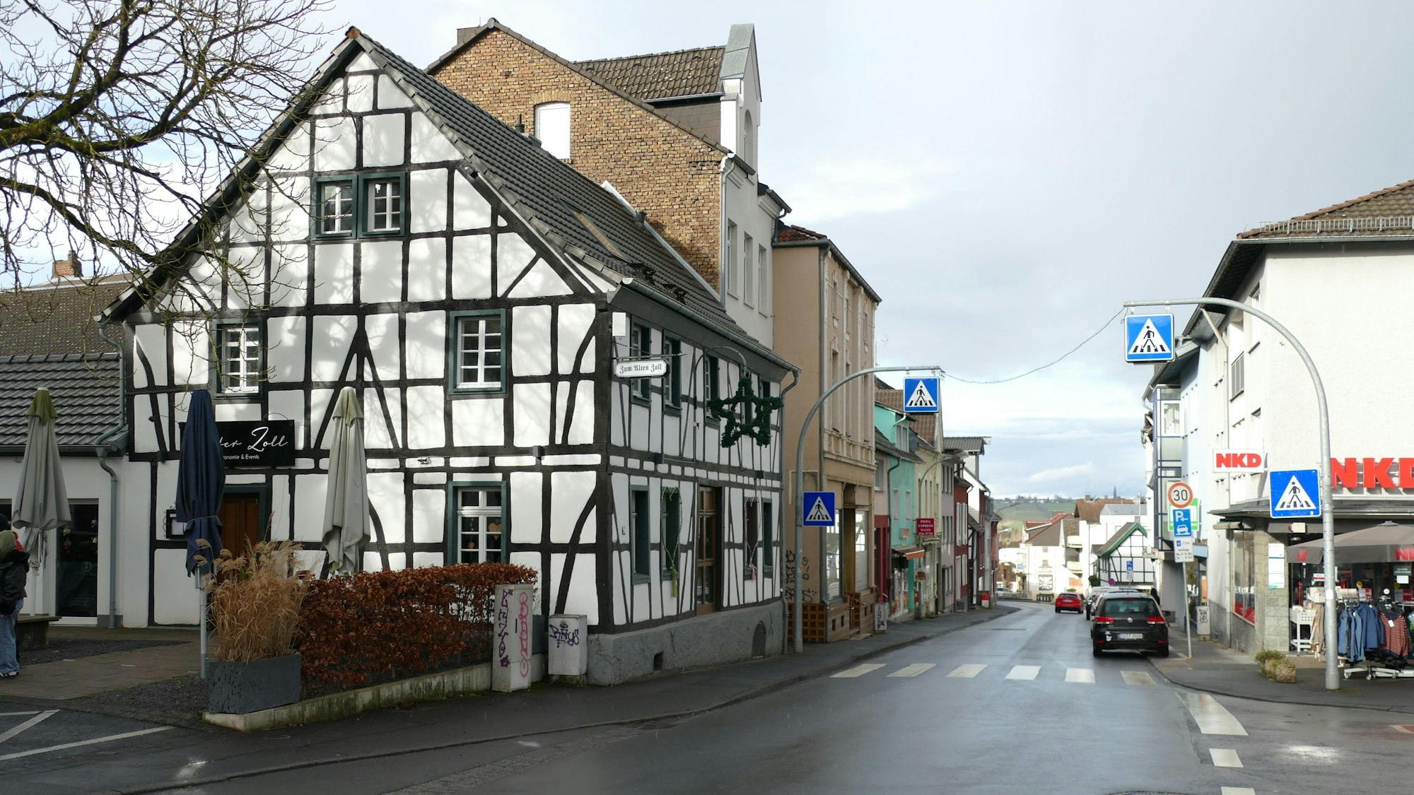 Ein Fachwerkhaus an einer Straße.