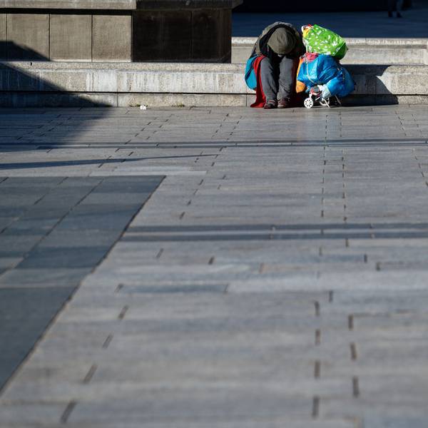 ARCHIV - 21.02.2021, Nordrhein-Westfalen, Köln: Ein Obdachloser wärmt sich auf dem Roncalliplatz vor dem Dom sitzend in der Sonne. (zu dpa: «Millionen armutsgefährdete NRW-Bürger - was könnte helfen?») Foto: Henning Kaiser/dpa +++ dpa-Bildfunk +++