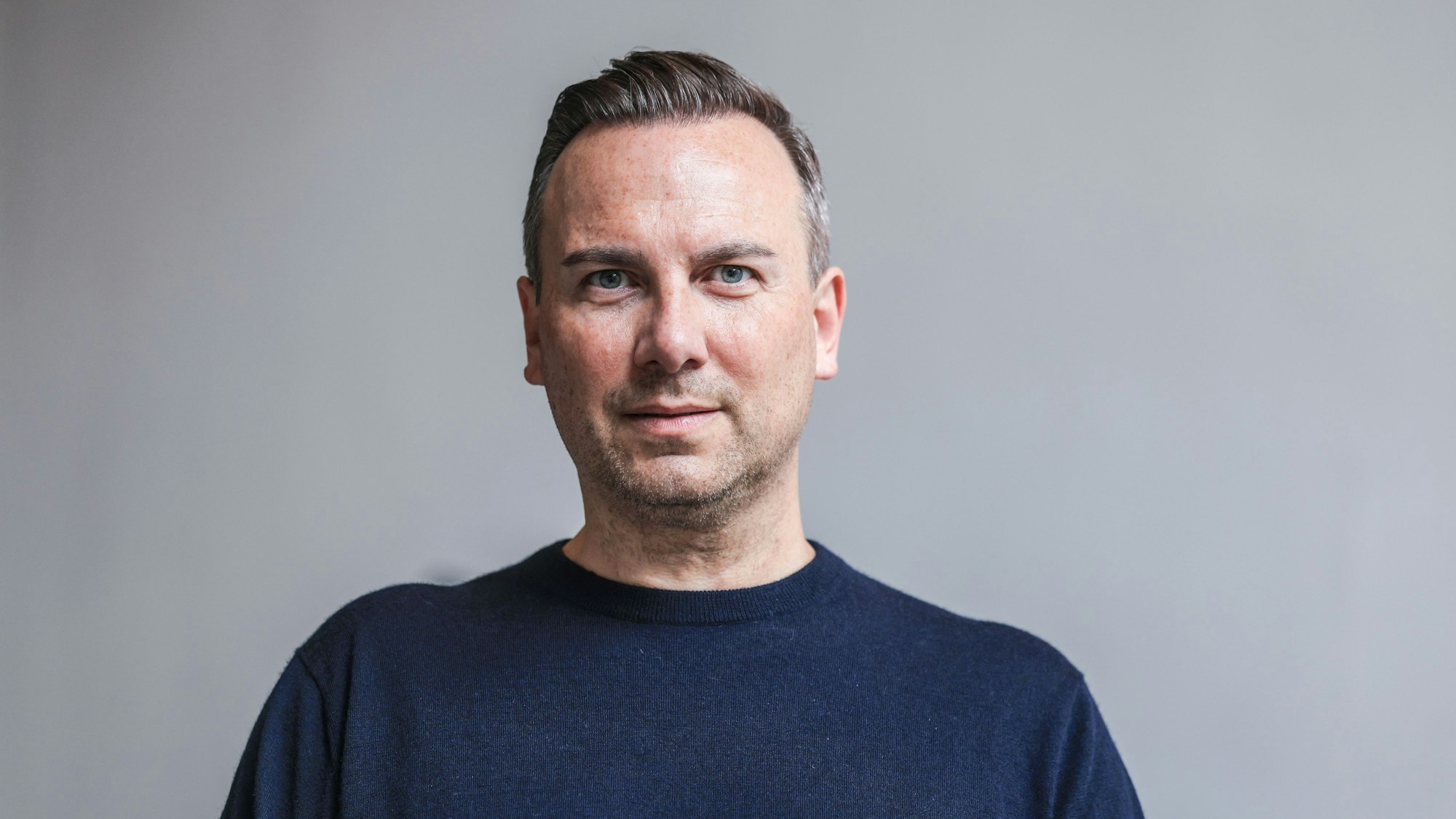 Tim Raue steht in einem Treppenhaus. Der Star-Koch dreht neue Folgen der RTL-Sendung «Raue - Der Restaurantretter». (zu dpa: «Tim Raue versteht nicht, warum Arbeit schlecht sein soll») +++ dpa-Bildfunk +++