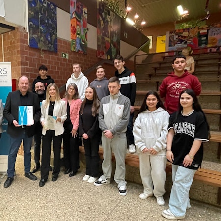Rektor Hinrich Schipper (Dritter von links) freut sich über das vielfältige Engagement zugunsten der Jugendlichen an der Roseggerschule in Waldbröl.