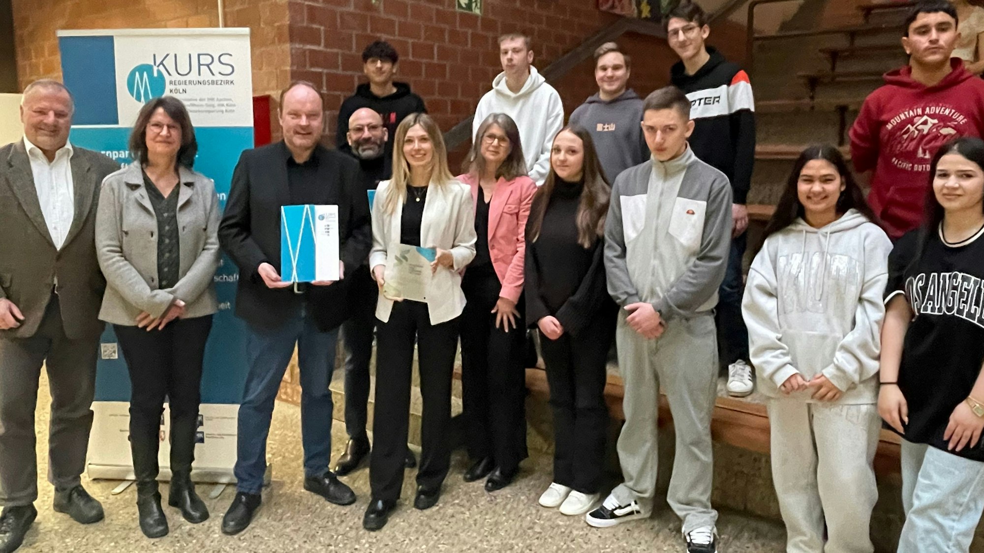 Rektor Hinrich Schipper (Dritter von links) freut sich über das vielfältige Engagement zugunsten der Jugendlichen an der Roseggerschule in Waldbröl.