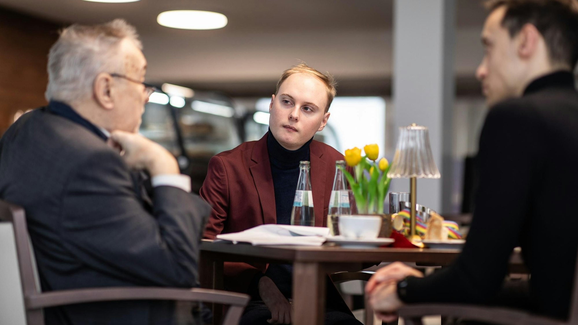 Auf dem Foto ist Christian Schubert von den Grünen im Gespräch zu sehen.