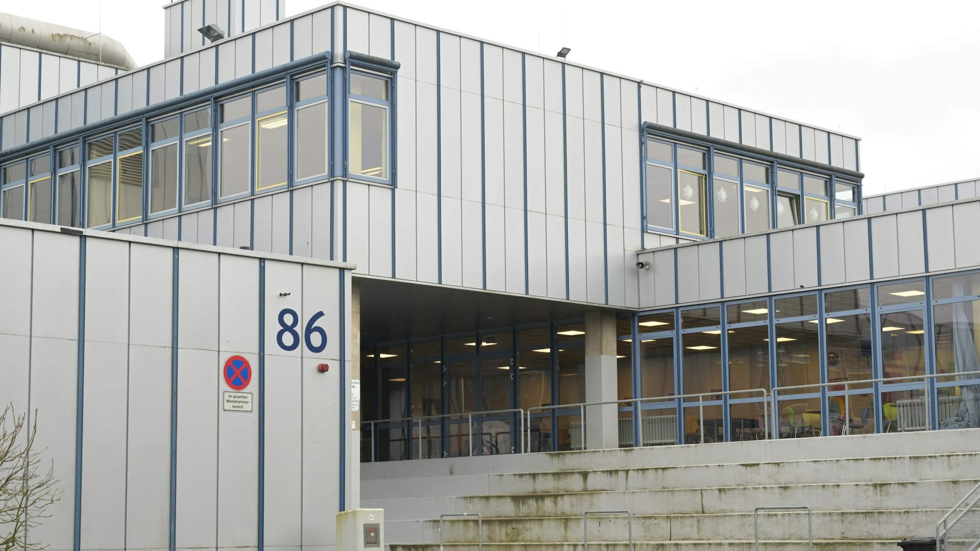 Man sieht die grauen Fassaden des Eingangsbereichs der Schule.