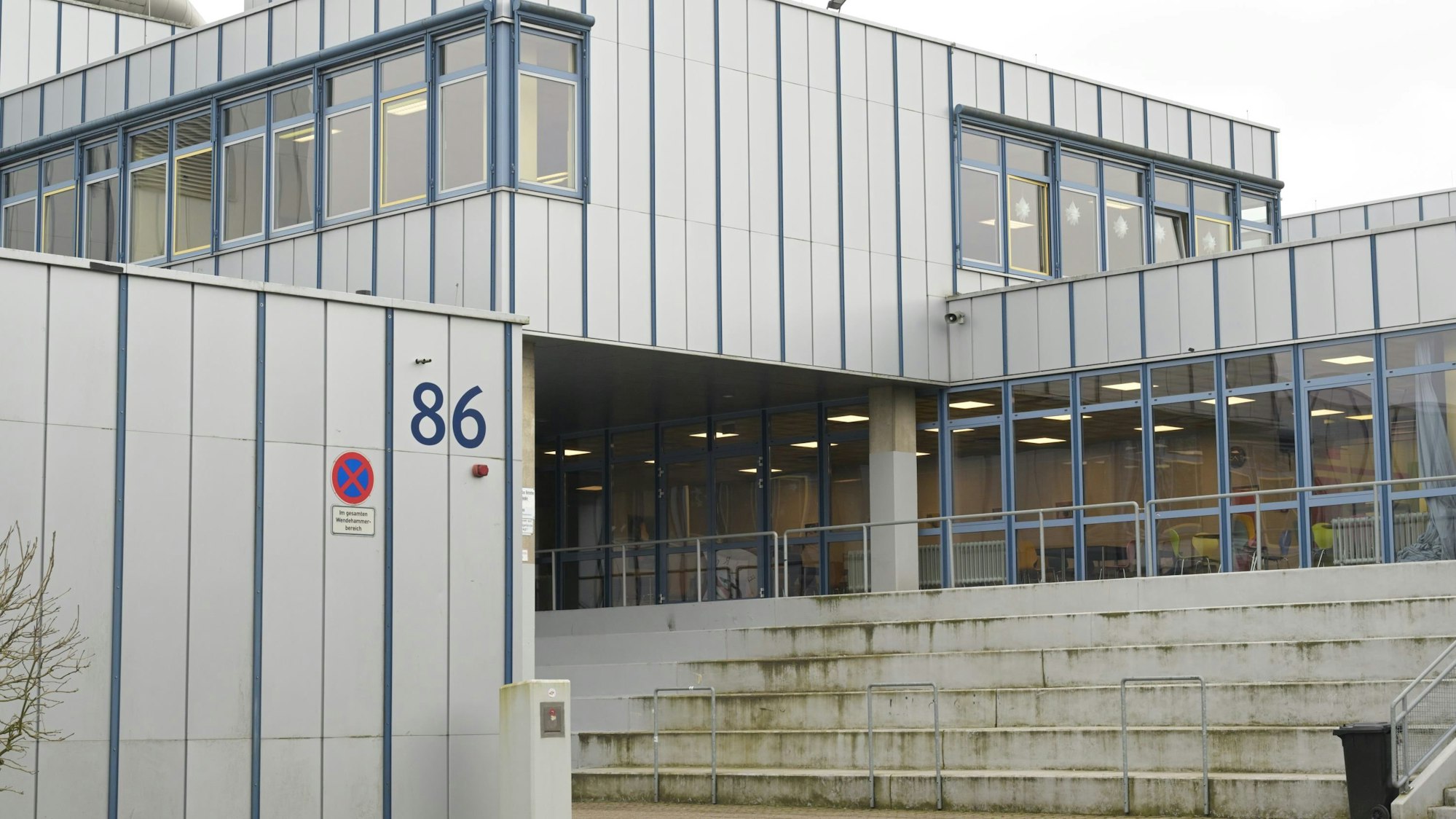 Die Integrierte Gesamtschule Paffrath soll abgerissen und ein Neubau her - das ist die laut Planungsbüro preiswerteste Variante.