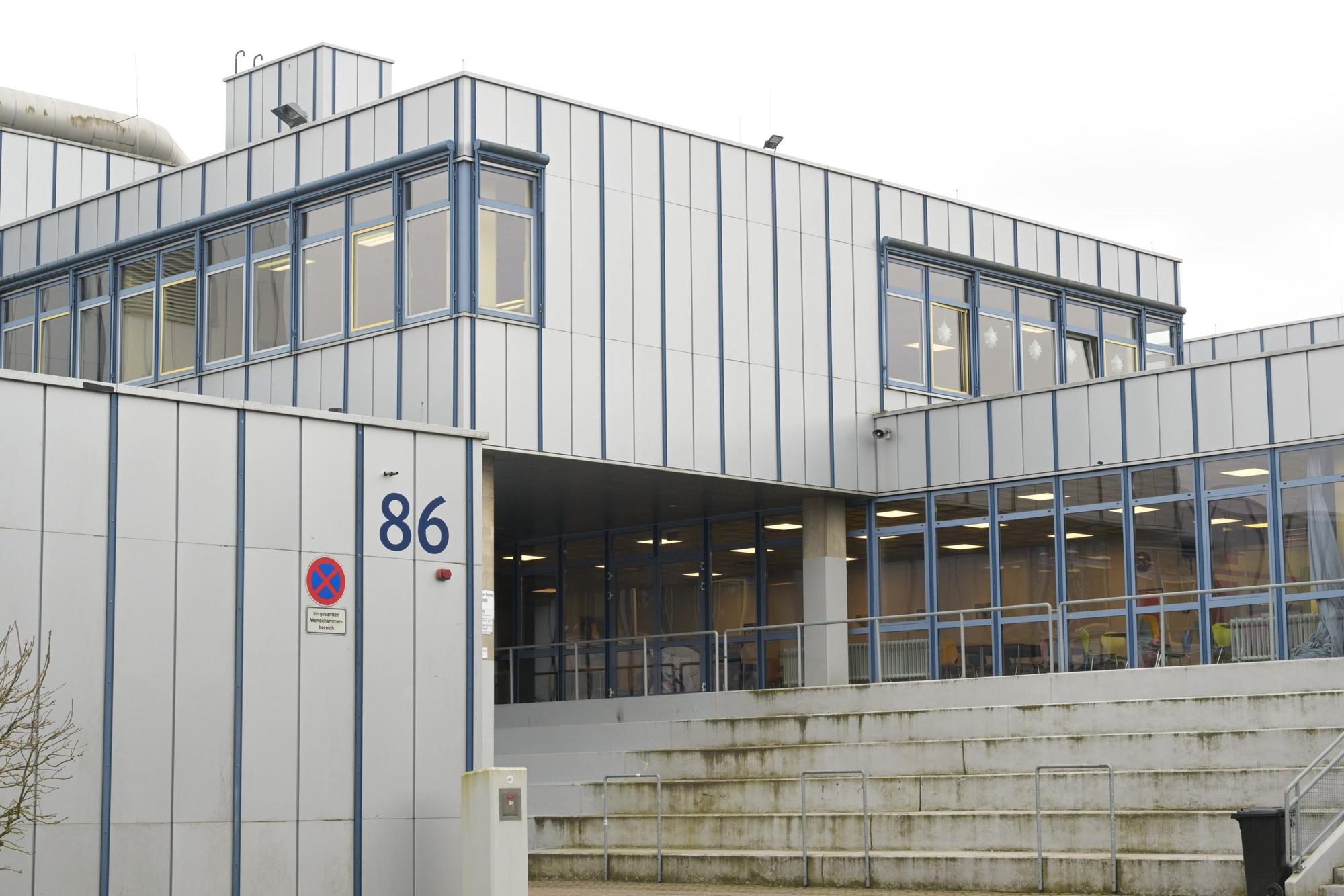 Man sieht den Eingang des Schulgebäudes.
