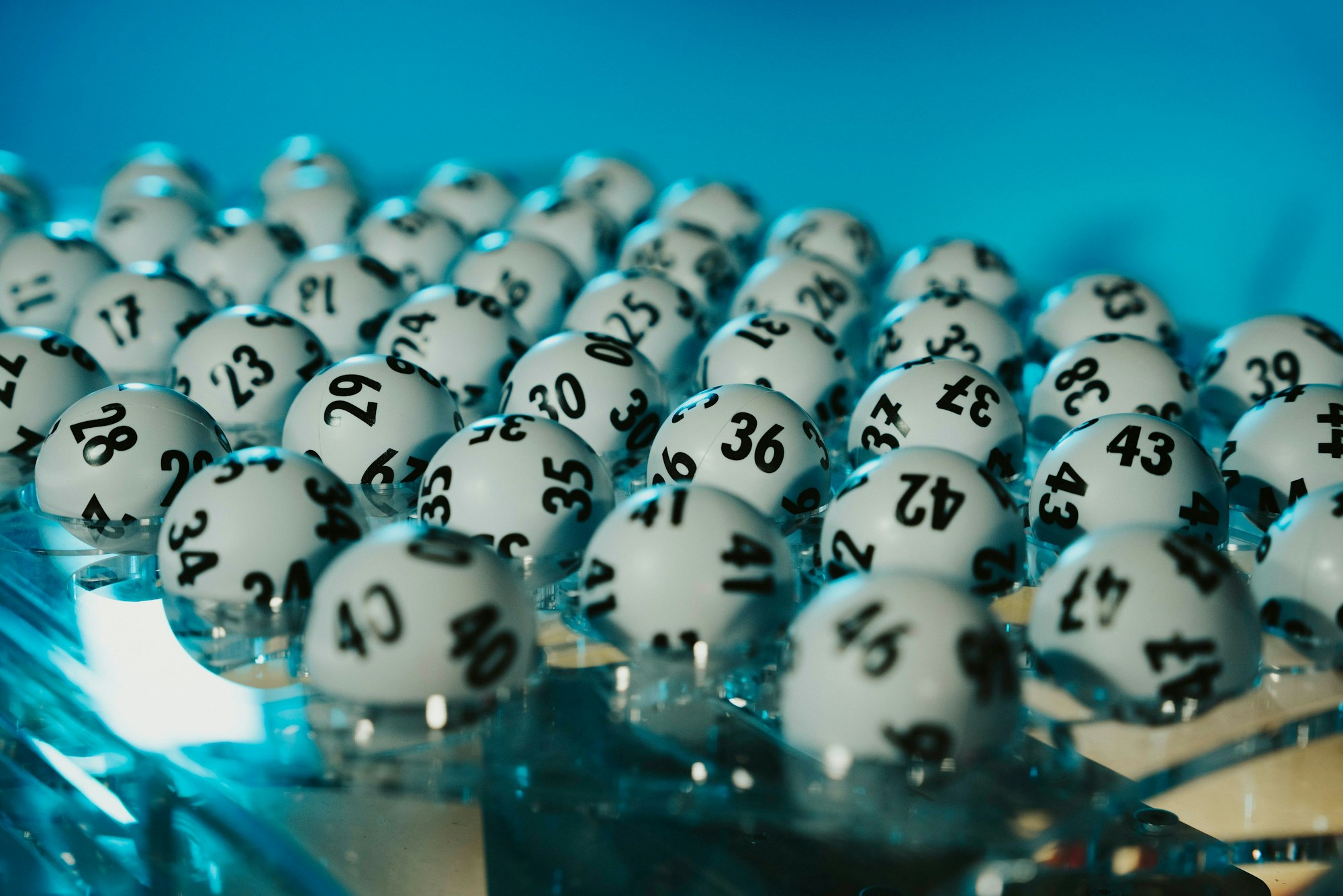 Bei der Ziehung von LOTTO 6aus49 am Mittwoch (12. Februar 2025) haben gleich 27 Spielteilnehmer aus ganz Nordrhein-Westfalen mit der Spielgemeinschaft „Starter Glück" einen Millionengewinn erzielt: Die Glückspilze konnten den zweiten Rang sowie weitere Gewinnklassen treffen und somit eine Gesamtgewinnsumme von rund 1,3 Millionen Euro erreichen.