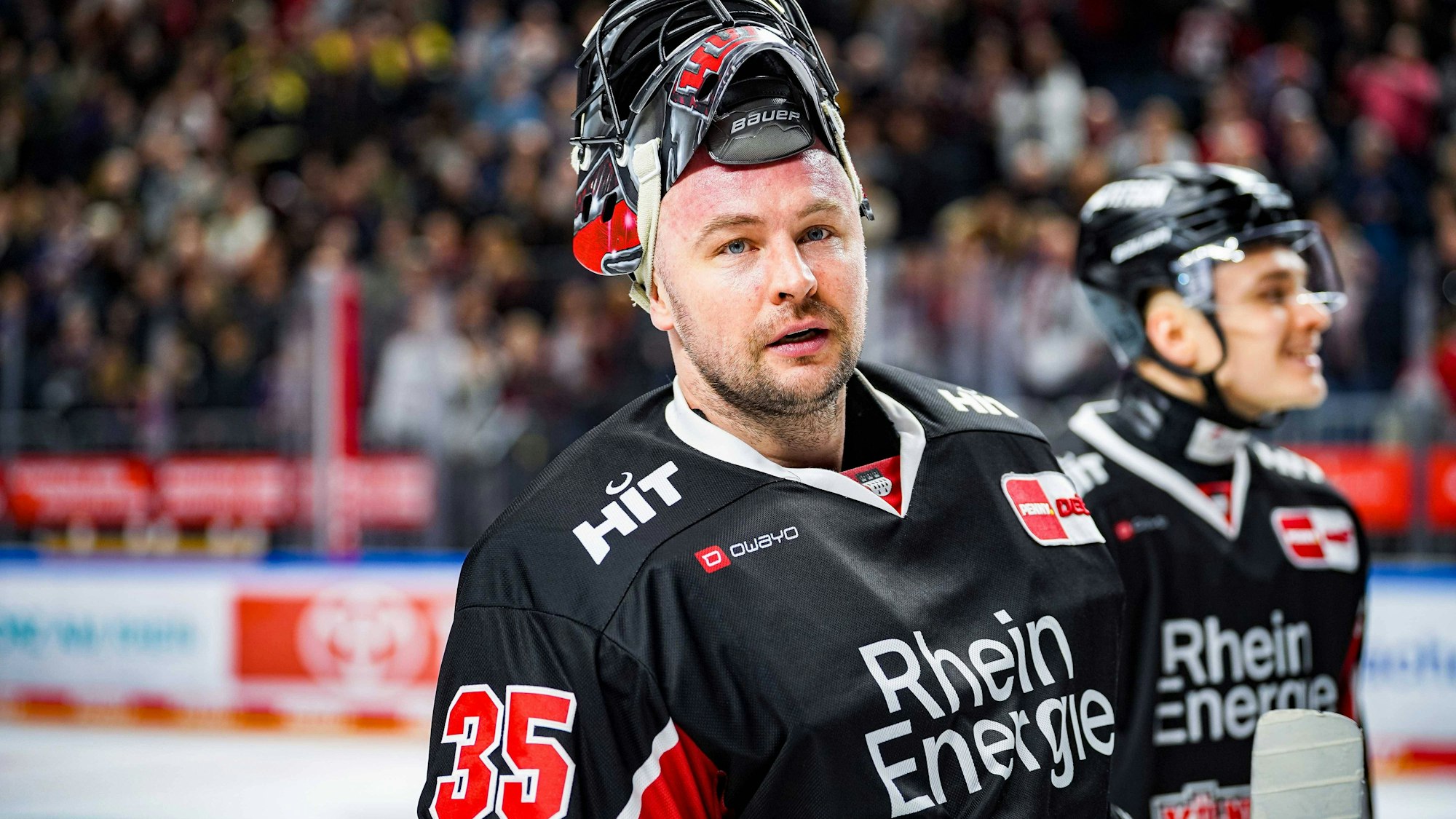 Julius Hudacek, Torwart des KEC guckt erschöpft Richtung Kamera. (Archivbild)