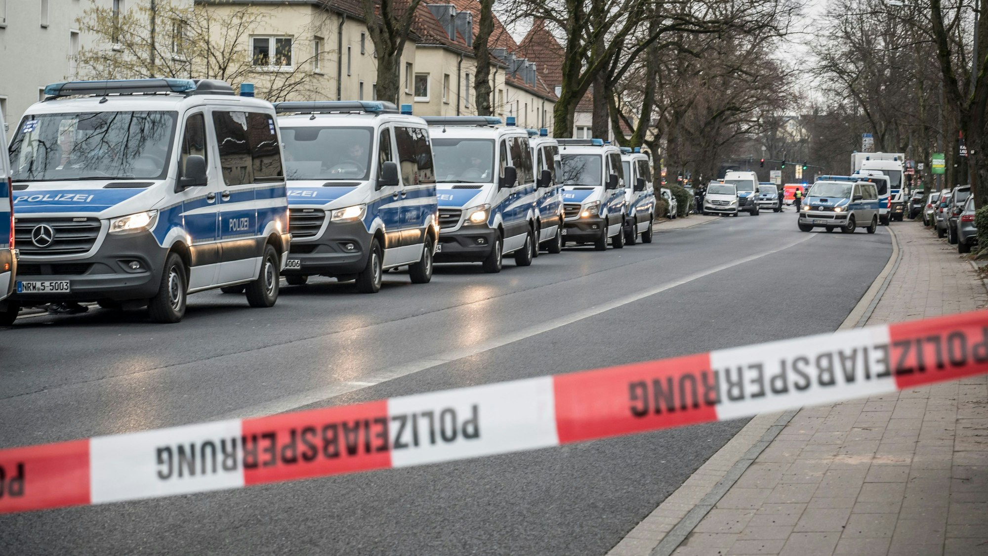 Im Vergleich zu Köln geht es in Leverkusen eher ruhig zu, hier ein Einsatz an der Rathenaustraße im Februar dieses Jahres.