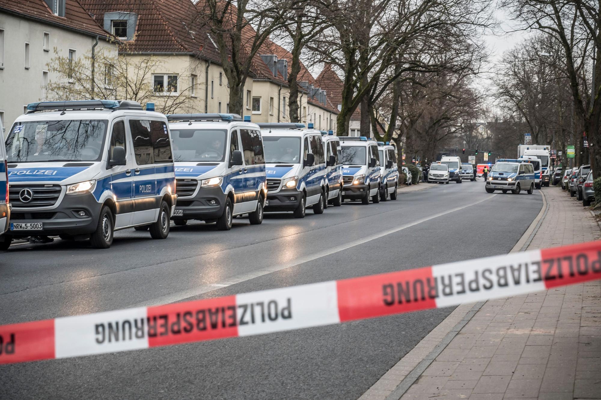 Zugriff wegen des verdachts einer Bombenbauerin, die an der rathenaustraße in einer Wohnung lebt. Foto: Ralf Krieger