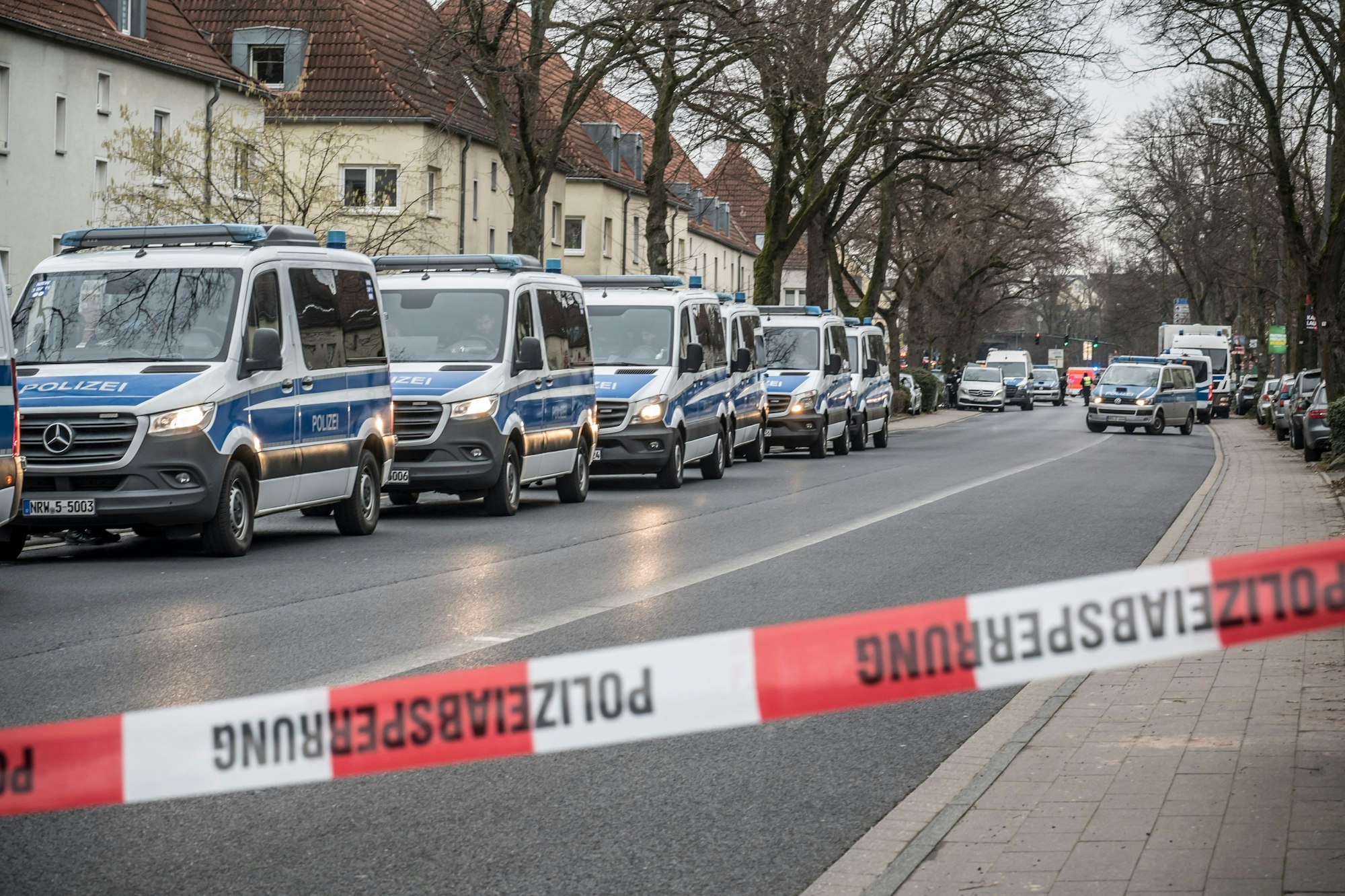 Zugriff wegen des verdachts einer Bombenbauerin, die an der rathenaustraße in einer Wohnung lebt. Foto: Ralf Krieger