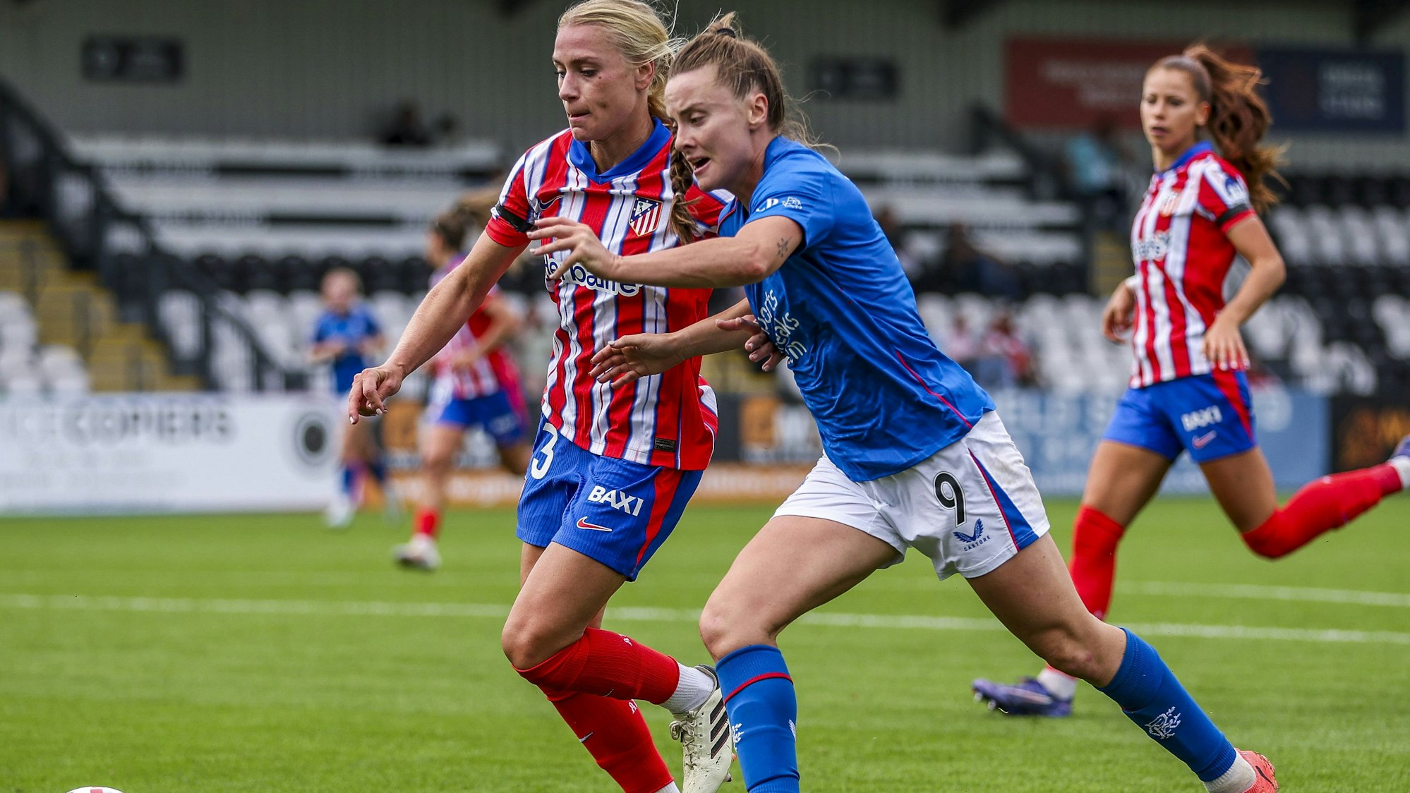 Merle Barth und ihre schottische Gegenspielerin sprinten um den Ball.