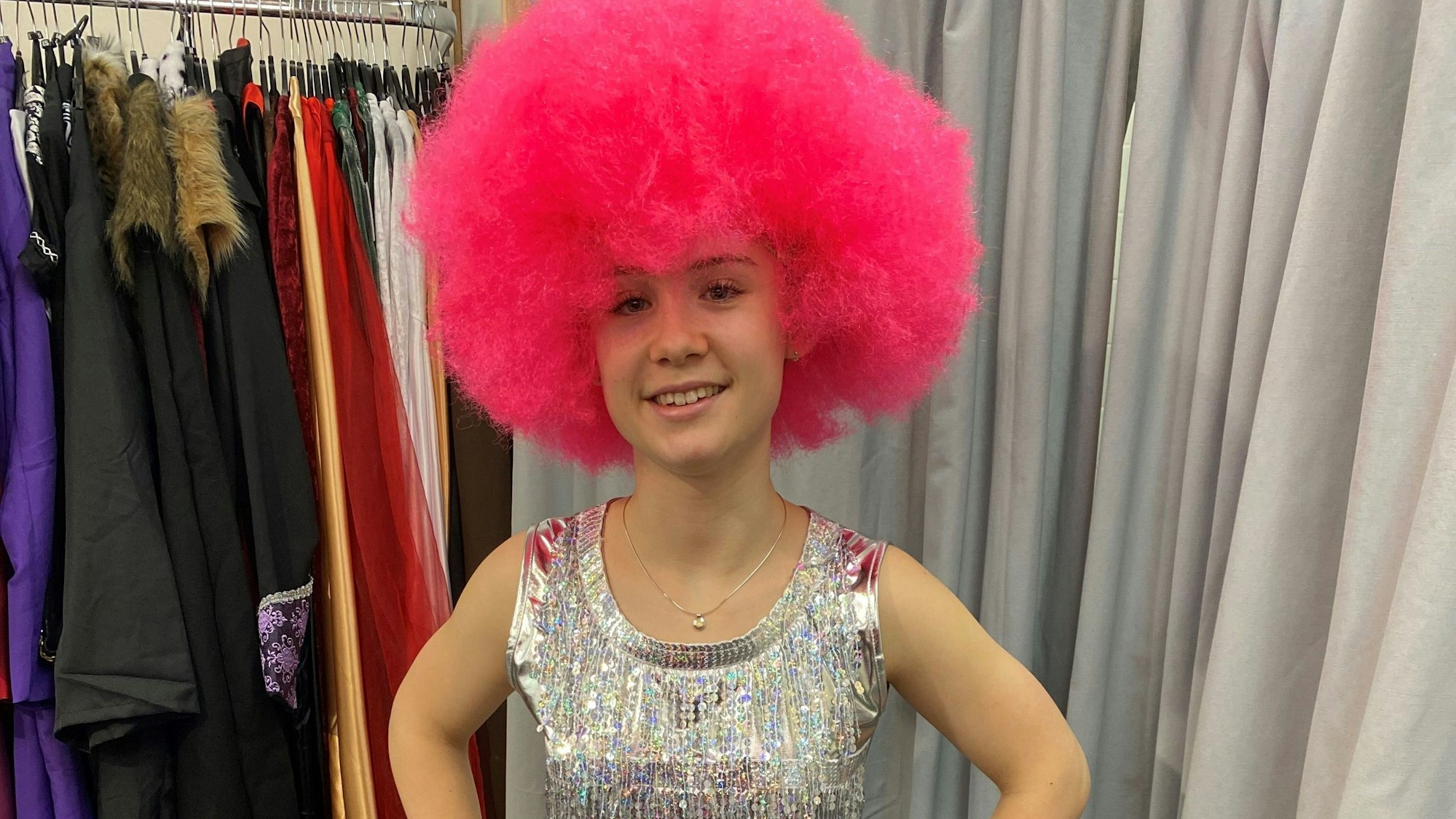 Antonia Franken im Karnevalskostüm mit pinker Perücke