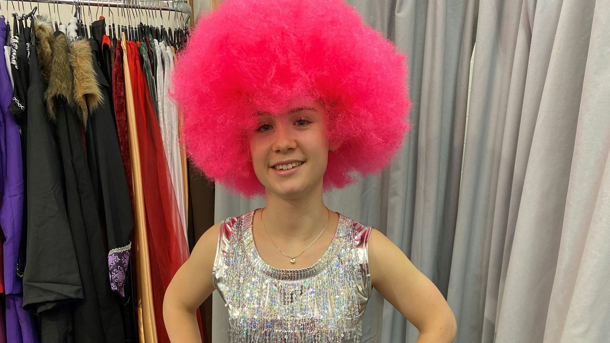 Antonia Franken im Karnevalskostüm mit pinker Perücke