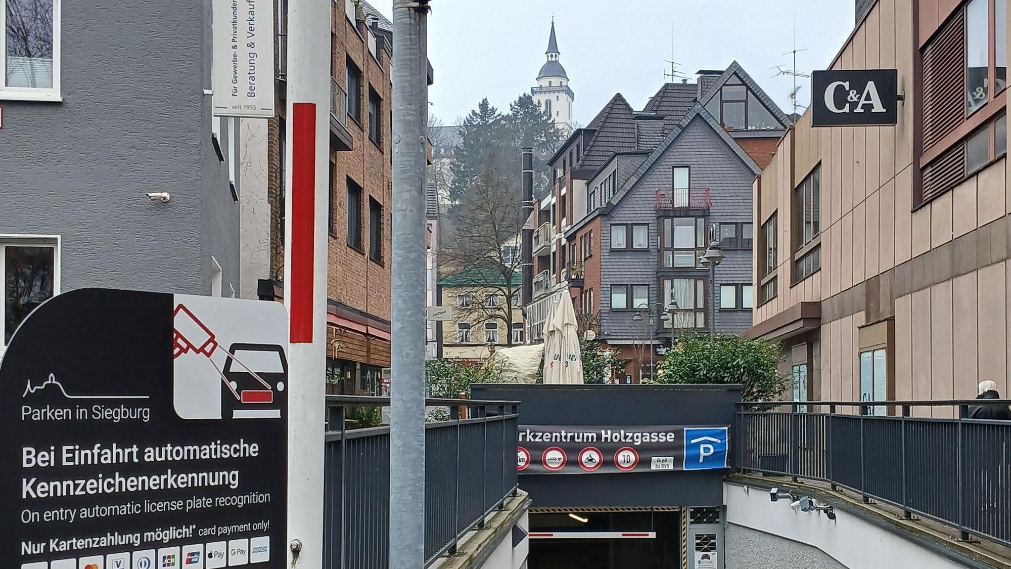 Einfahrt zu einer Tiefgarage.