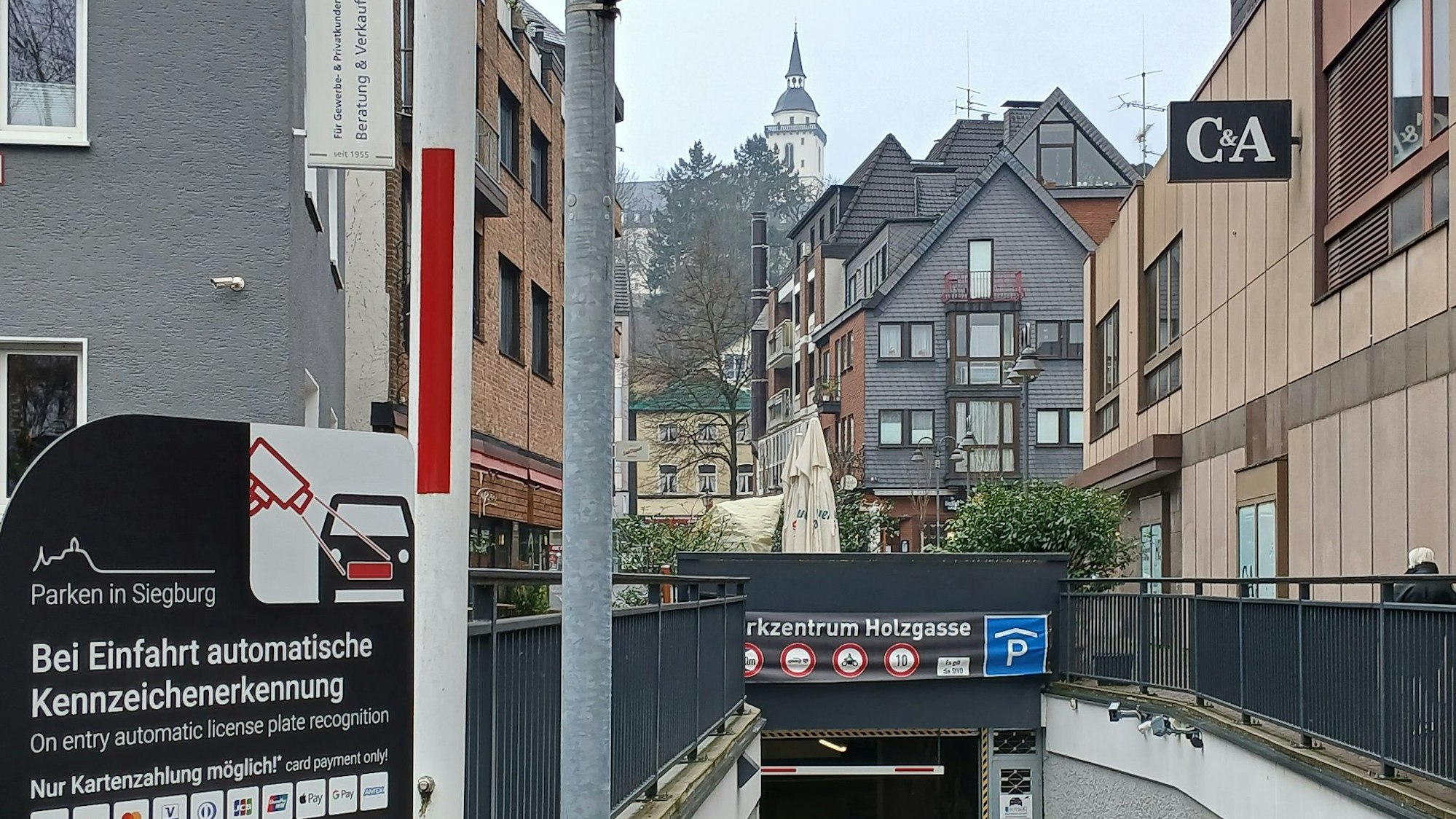 Einfahrt zu einer Tiefgarage.