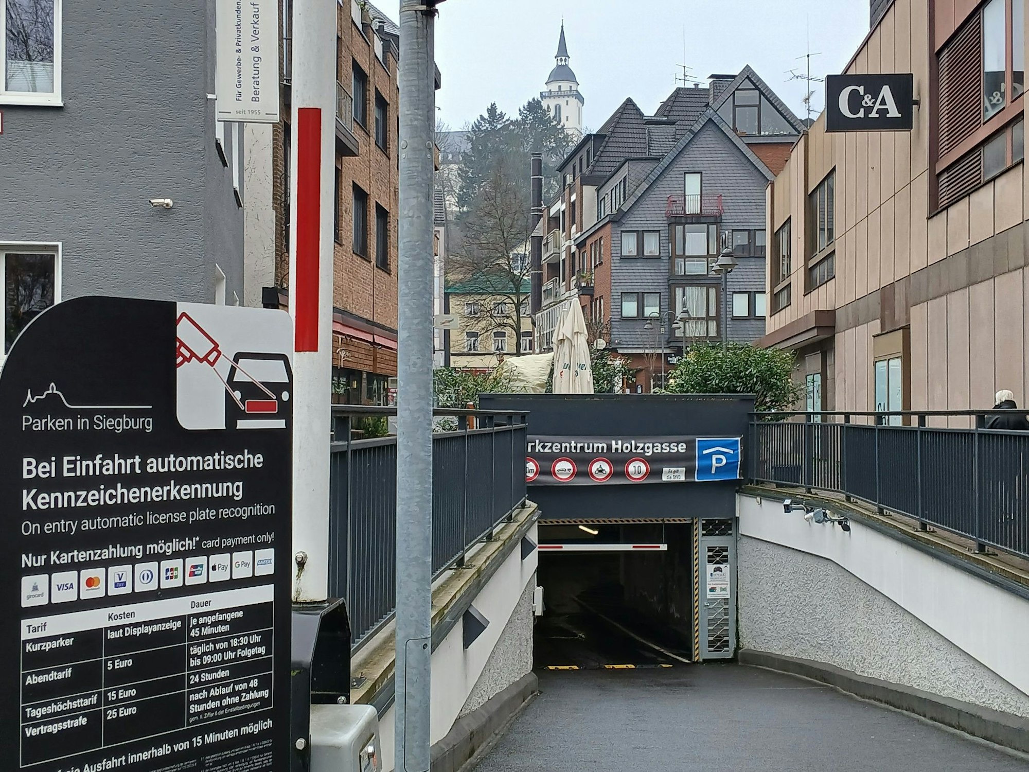 Die Angaben zu freien Stellplätzen des städtischen Parkleitsystems und an der Tiefgarage Holzgasse selbst stimmen nicht überein