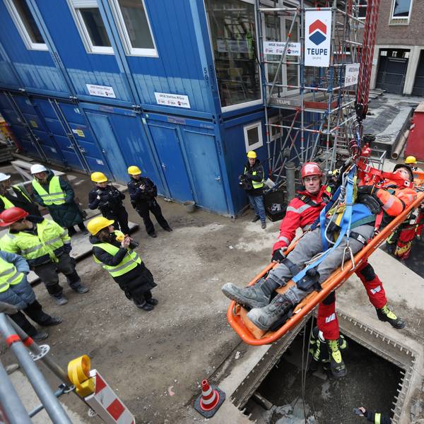 14.02.2025, Köln: Höhenretter zeigen die Rettung eines Verünglückten auf der Baustelle des MiQua. Foto: Arton Krasniqi
