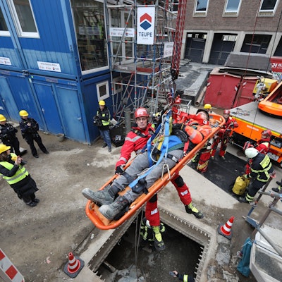 14.02.2025, Köln: Höhenretter zeigen die Rettung eines Verünglückten auf der Baustelle des MiQua. Foto: Arton Krasniqi