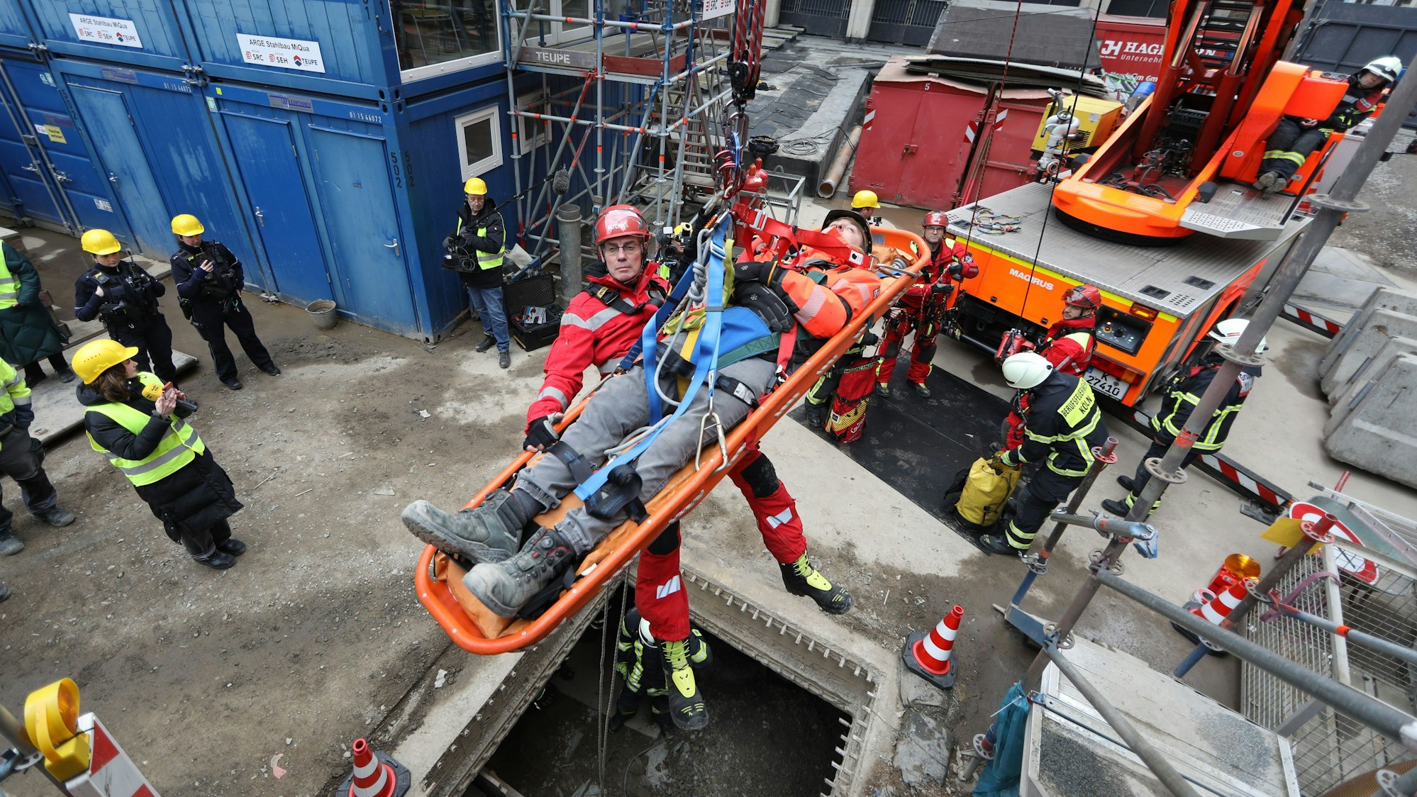 14.02.2025, Köln: Höhenretter zeigen die Rettung eines Verünglückten auf der Baustelle des MiQua. Foto: Arton Krasniqi