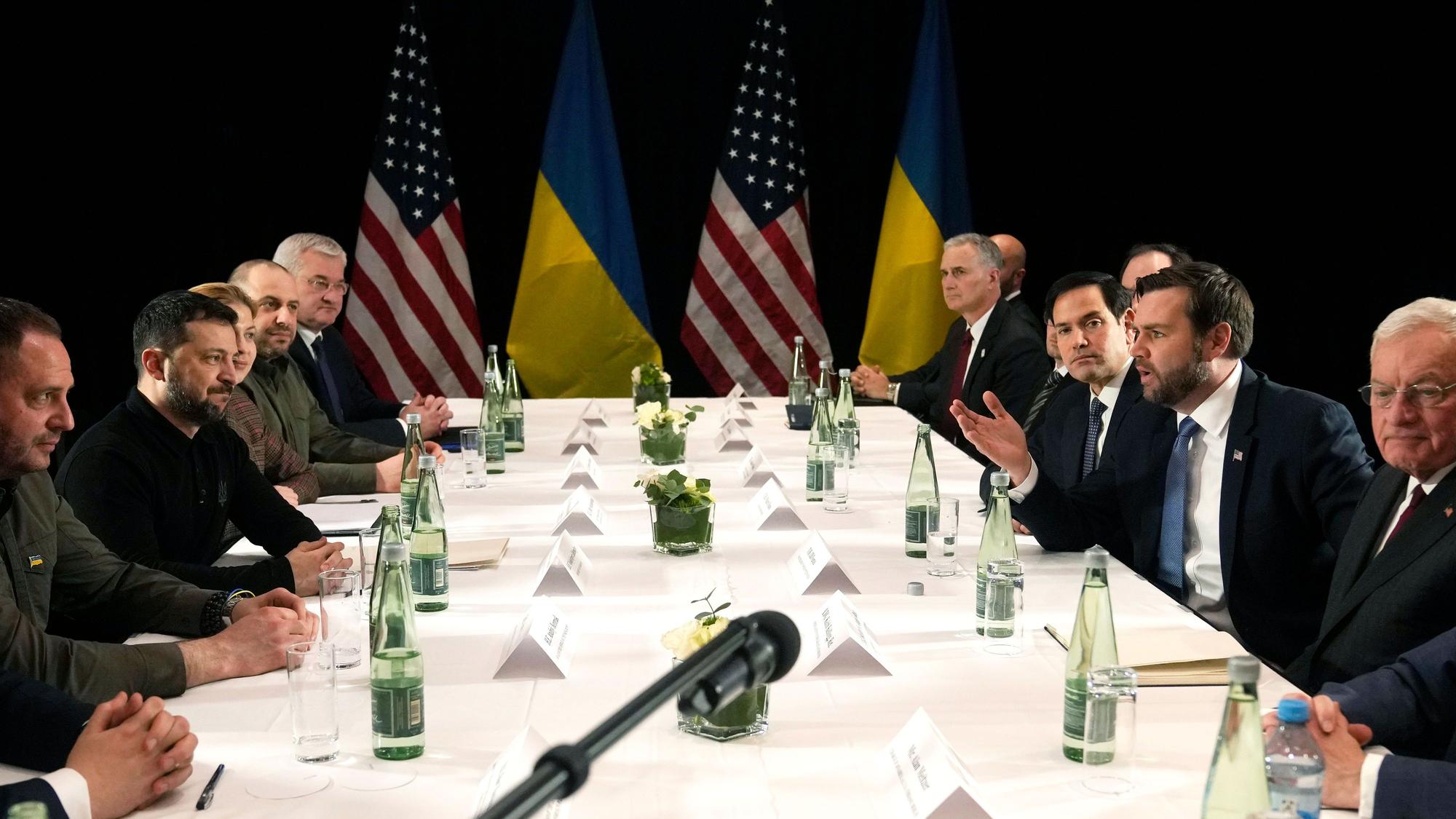 J.D. Vance (2.v.r), Vizepräsident der USA, trifft sich mit Wolodymyr Selenskyj (2.v.l), Präsident der Ukraine, während eines bilateralen Treffens am Rande der Münchner Sicherheitskonferenz.