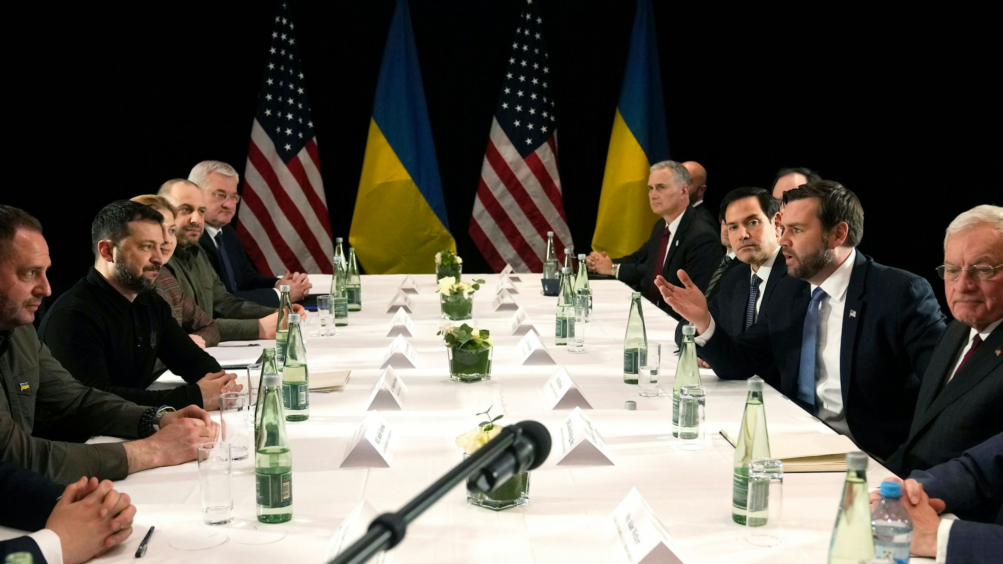 J.D. Vance (2.v.r), Vizepräsident der USA, trifft sich mit Wolodymyr Selenskyj (2.v.l), Präsident der Ukraine, während eines bilateralen Treffens am Rande der Münchner Sicherheitskonferenz.