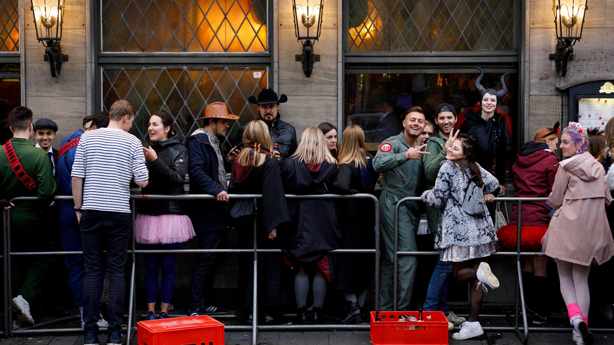 Drängelgitter vor einer Kneipe beim Straßenkarneval auf der Luxemburger Straße. Köln, 21.02.2020 *** Crowd control in front of a pub at the street carnival on the Luxemburger Straße Cologne, 21 02 2020 Foto:xC.xHardtx/xFuturexImage