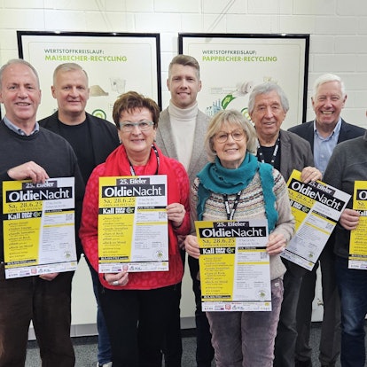 Hermann-Josef Esser, Bernd Born, Dagmar Poth (Hilfsgruppe), Tom Kantelberg; Kathi und Willi Greuel, Bert Kantelberg und Thomas Tampier stehen nebeneinander und präsentieren Plakate von der Oldie-Nacht.