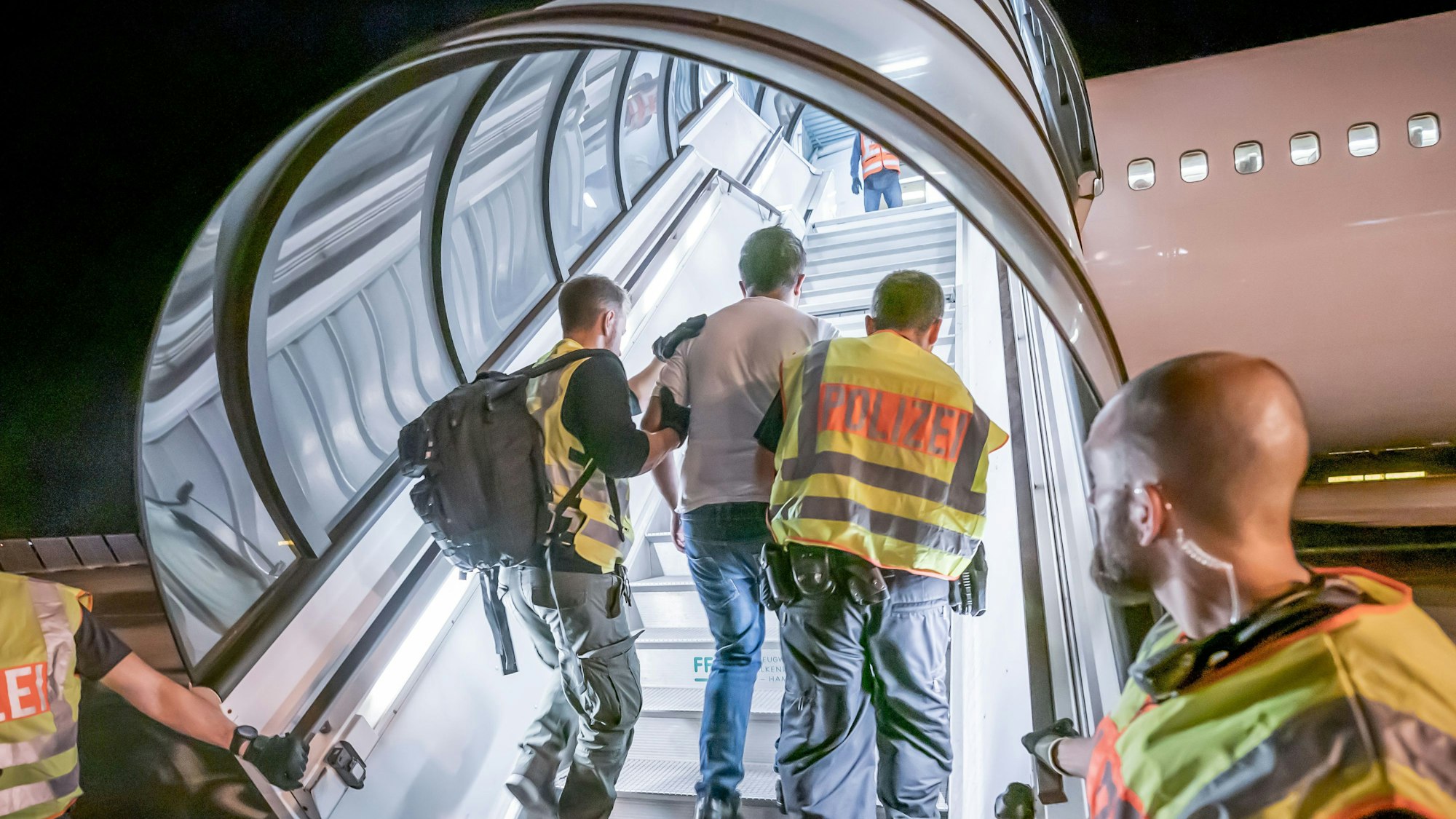 Abschiebungen aus NRW scheitern mitunter, weil die Ausreisepflichtigen keine Ausweis-Papiere haben.