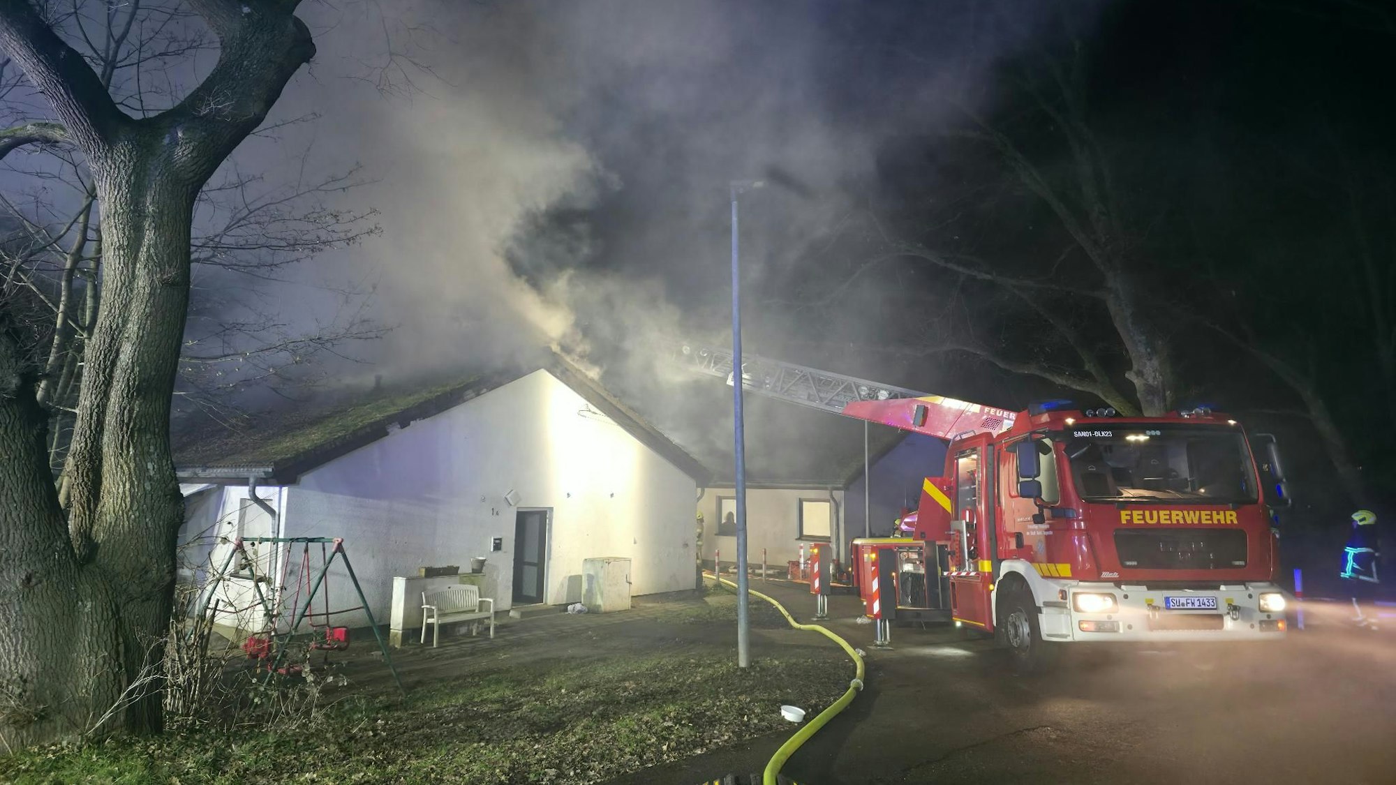 Dachstuhlbrand in Sankt Augustin-Niederpleis: Von Donnerstagabend bis in den frühen Freitagmorgen war die Feuerwehr Sankt Augustin im Löscheinsatz.