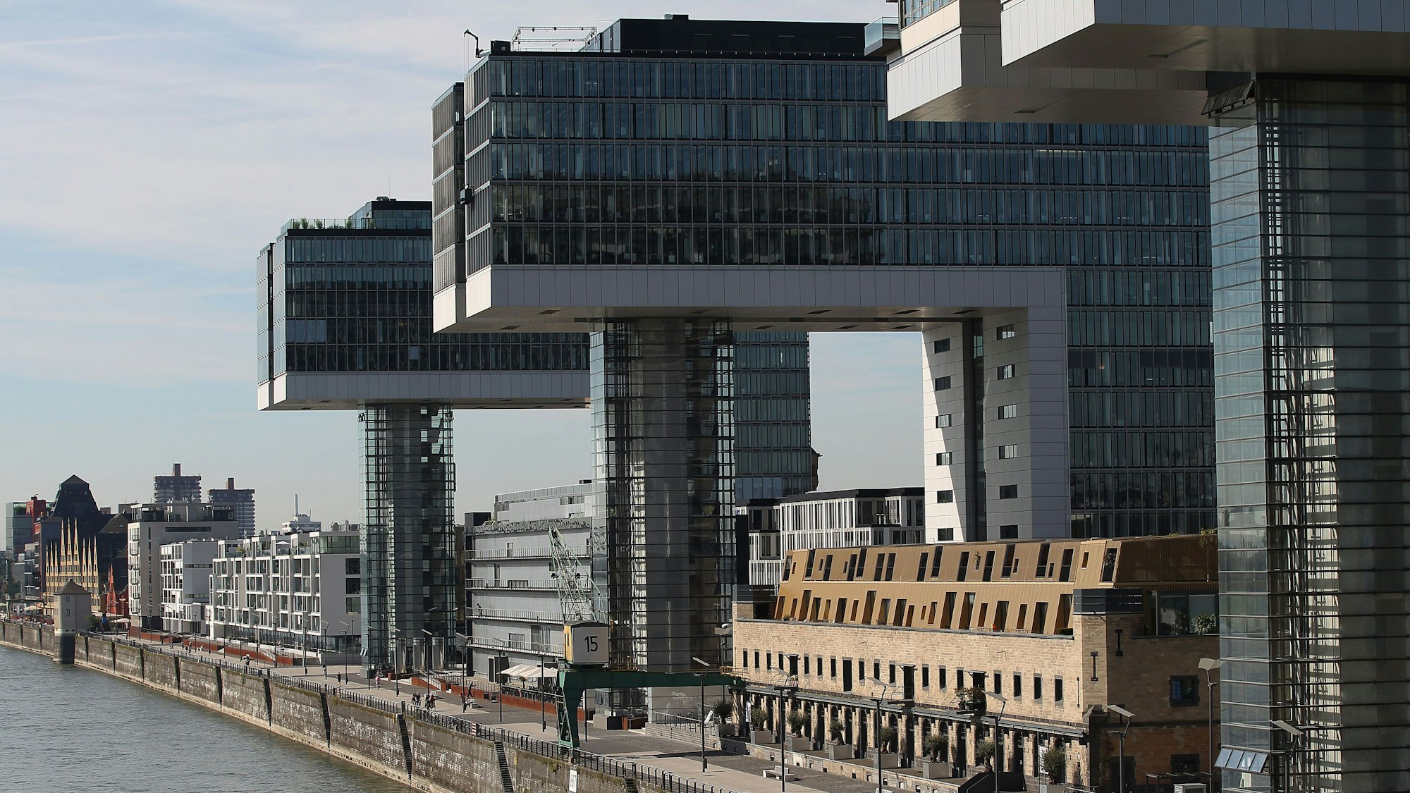 Unterhalb der berühmten Kranhäuser in Köln liegt die längste Tiefgarage Europas.
