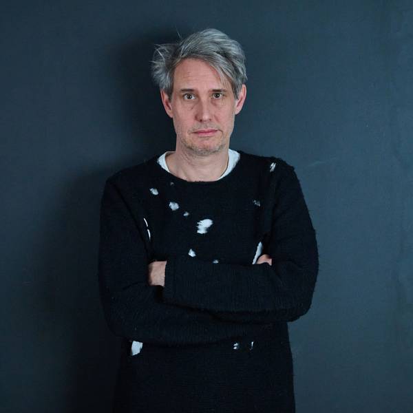 29.01.2025, Berlin: Dirk von Lowtzow, Mitglied der Band Tocotronic, steht in einem Studio in Kreuzberg. Das neue Album der Band «Golden Years» erscheint am 14. Februar.