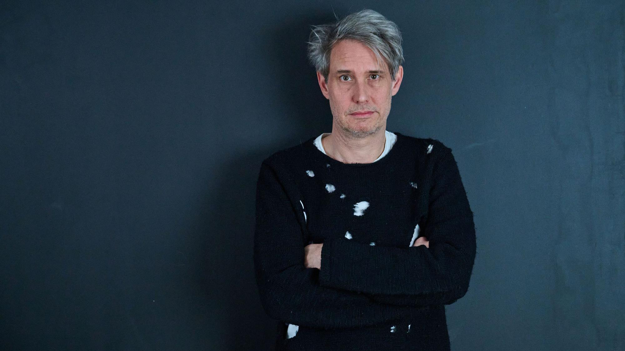 29.01.2025, Berlin: Dirk von Lowtzow, Mitglied der Band Tocotronic, steht in einem Studio in Kreuzberg. Das neue Album der Band «Golden Years» erscheint am 14. Februar.