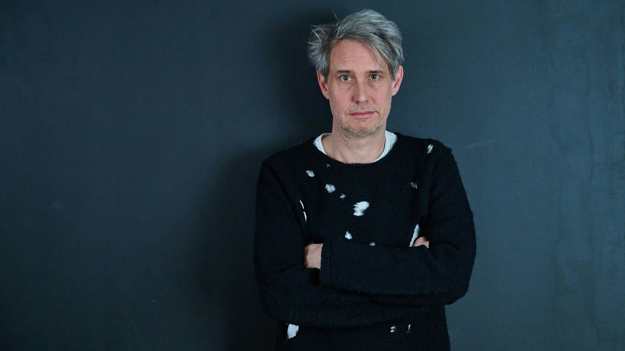 29.01.2025, Berlin: Dirk von Lowtzow, Mitglied der Band Tocotronic, steht in einem Studio in Kreuzberg. Das neue Album der Band «Golden Years» erscheint am 14. Februar.