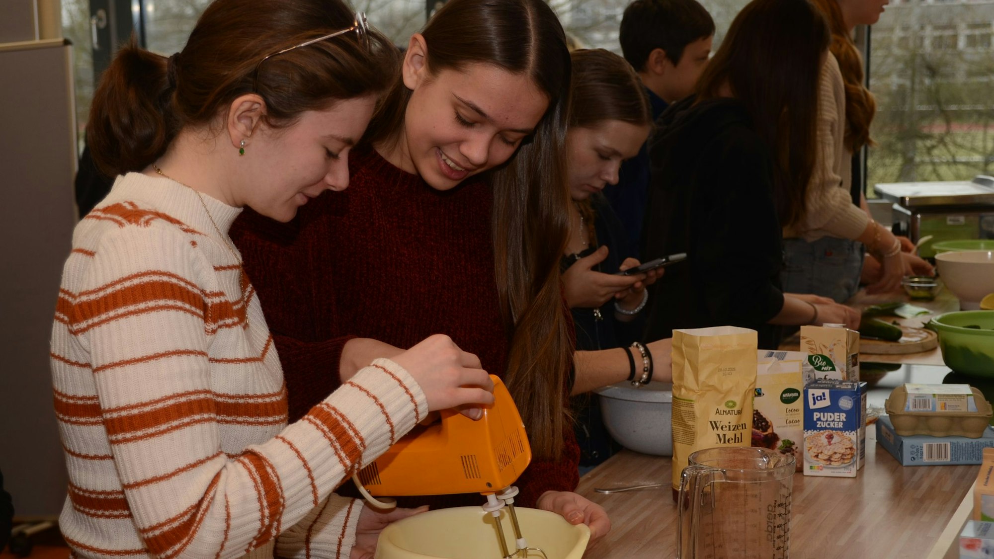 Das Sieglarer Heinrich-Böll-Gymnasium hatte für fünf Tage Jugendliche aus einer finnisch-russischen Schule in Helsinki zu Gast. Gemeinsam widmeten sich die Schülerinnen und Schüler in dem Erasmus-Projekt dem Thema Nachhaltige Lebensmittel und Ernährung.