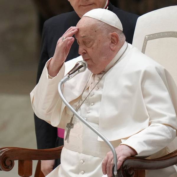 Papst Franziskus macht das Kreuzzeichen zu Beginn seiner wöchentlichen Generalaudienz in der Halle Paul VI. im Vatikan.