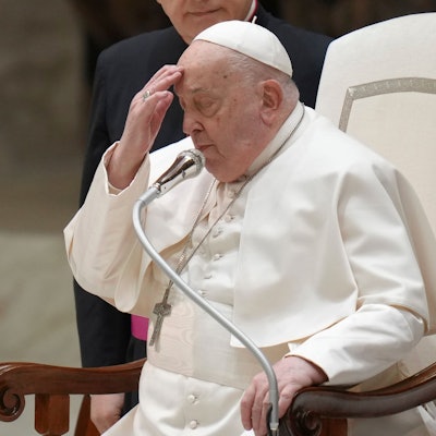 Papst Franziskus macht das Kreuzzeichen zu Beginn seiner wöchentlichen Generalaudienz in der Halle Paul VI. im Vatikan.
