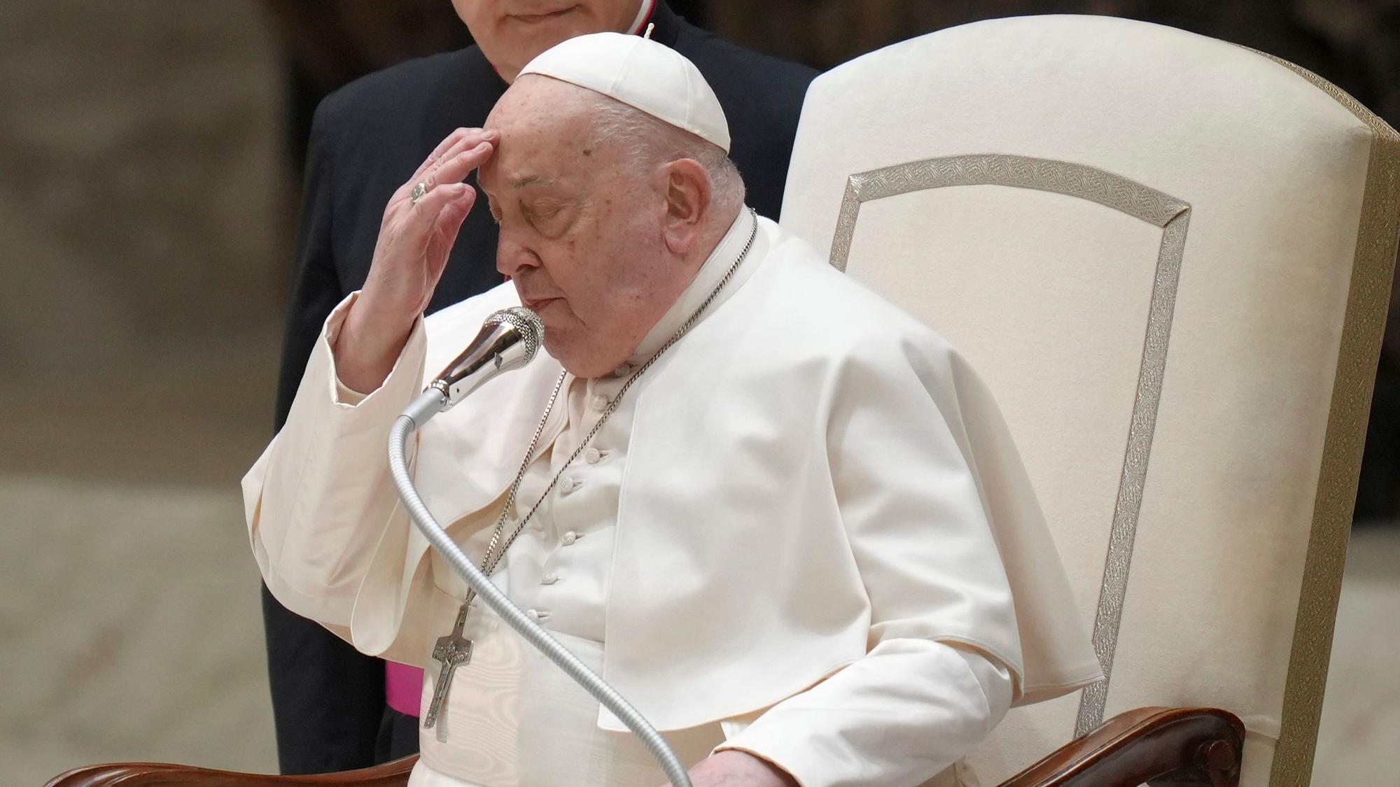 Papst Franziskus macht das Kreuzzeichen zu Beginn seiner wöchentlichen Generalaudienz in der Halle Paul VI. im Vatikan.