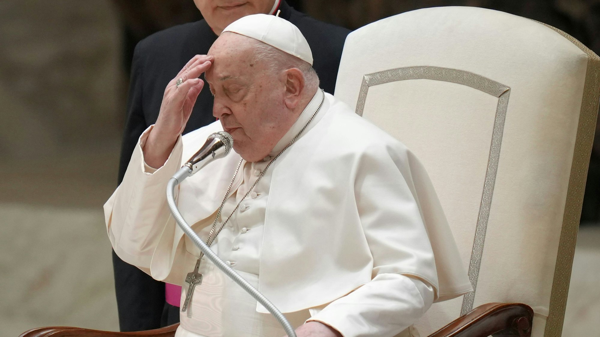Papst Franziskus macht das Kreuzzeichen zu Beginn seiner wöchentlichen Generalaudienz in der Halle Paul VI. im Vatikan.