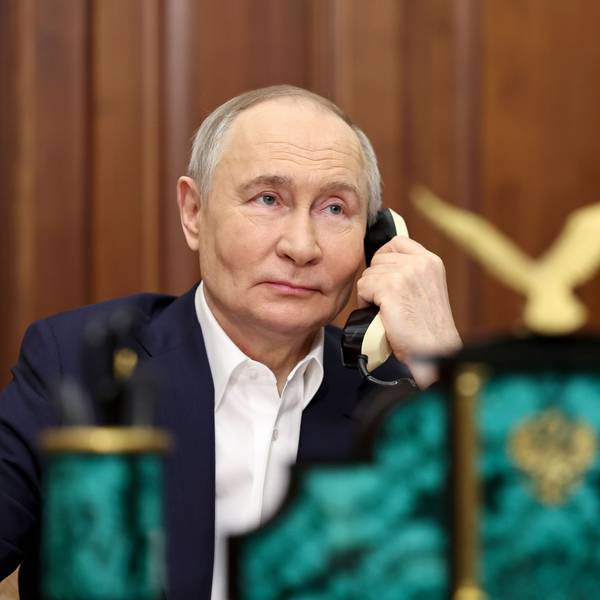 Der russische Präsident Wladimir Putin telefoniert im Kreml mit einem Festnetz-Telefon.