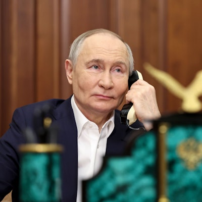 Der russische Präsident Wladimir Putin telefoniert im Kreml mit einem Festnetz-Telefon.