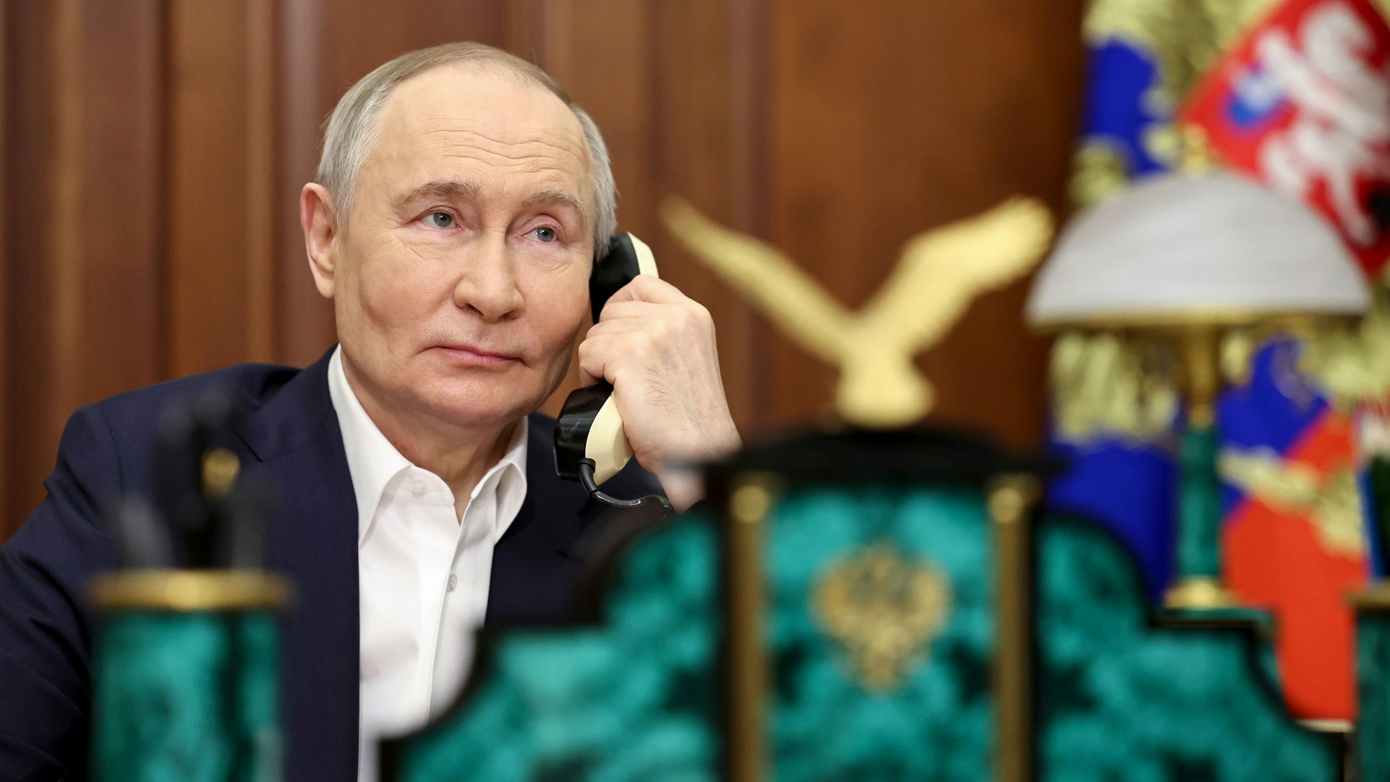 HANDOUT - 07.01.2025, Russland, Moskau: Der russische Präsident Wladimir Putin telefoniert im Kreml mit Arina Porkhal, einem 15-jährigen Mädchen aus Donezk in der russisch kontrollierten Region Donezk, im Rahmen der landesweiten Wohltätigkeitskampagne „Neujahrsbaum der Wünsche“. Foto: Alexander Kazakov/Sputnik, Kreml Pool Photo via AP/dpa - ACHTUNG: Nur zur redaktionellen Verwendung und nur mit vollständiger Nennung des vorstehenden Credits +++ dpa-Bildfunk +++