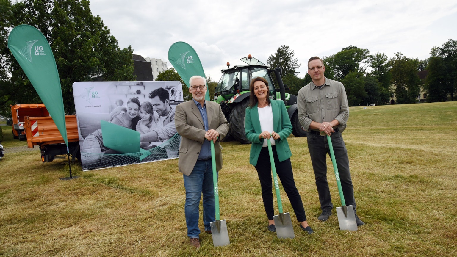 Im Juli 2023 war in Waldbröl der erste Spatenstich für den Ausbau des Breitbandnetzes getan. Damals war allein das Unternehmen „Unsere Grüne Glasfaser“ dafür zuständig. Und das könnte sich nun ändern. Auf dem Foto (von links): Jörg Ellerbrok (UGG), Waldbröls Bürgermeisterin Larissa Weber und Fachbereichsleiter Jan Kiefer.