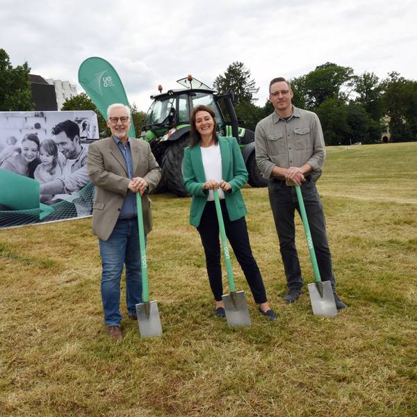 Mit einem symbolischen Spatenstich im Juni 2023 hat „Unsere Grüne Glasfaser“ den Ausbau des Breitbandinternets in Waldbröl gestartet. Auf dem Gelände des Kreiskrankenhauses machten sich Jörg Ellerbrok (UGG, von links), Bürgermeisterin Larissa Weber und Jan Kiefer (Leiter der Bauverwaltung) an die Arbeit.
