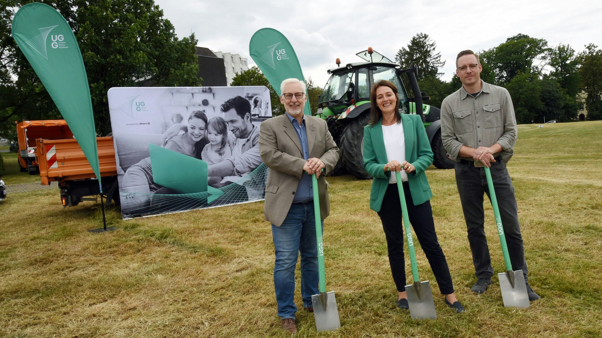 Im Juli 2023 war in Waldbröl der erste Spatenstich für den Ausbau des Breitbandnetzes getan. Damals war allein das Unternehmen „Unsere Grüne Glasfaser“ dafür zuständig. Und das könnte sich nun ändern. Auf dem Foto (von links): Jörg Ellerbrok (UGG), Waldbröls Bürgermeisterin Larissa Weber und Fachbereichsleiter Jan Kiefer.