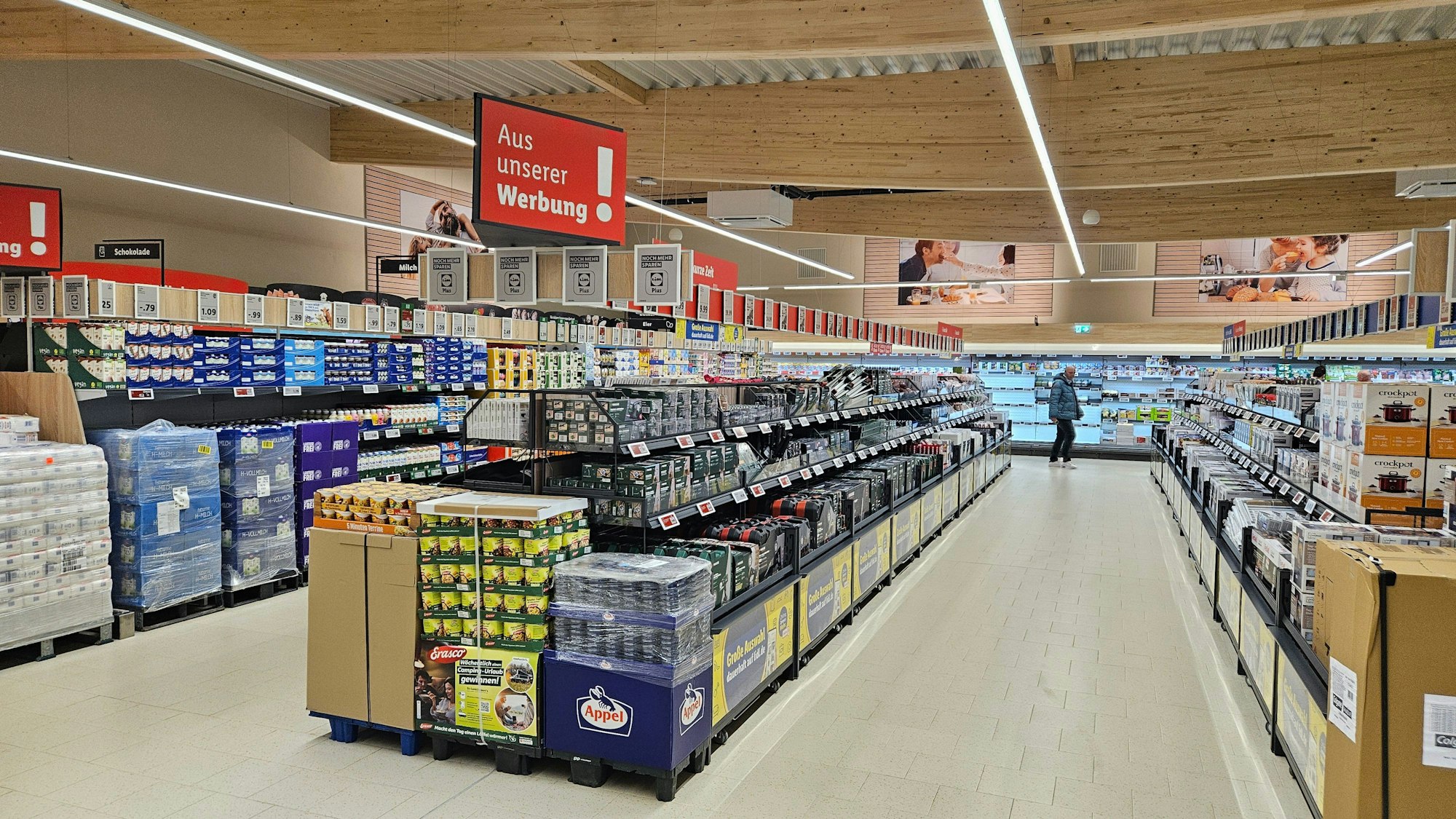 Zu sehen sind die gefüllten Regale der neuen Bedburger Lidl-Filiale.