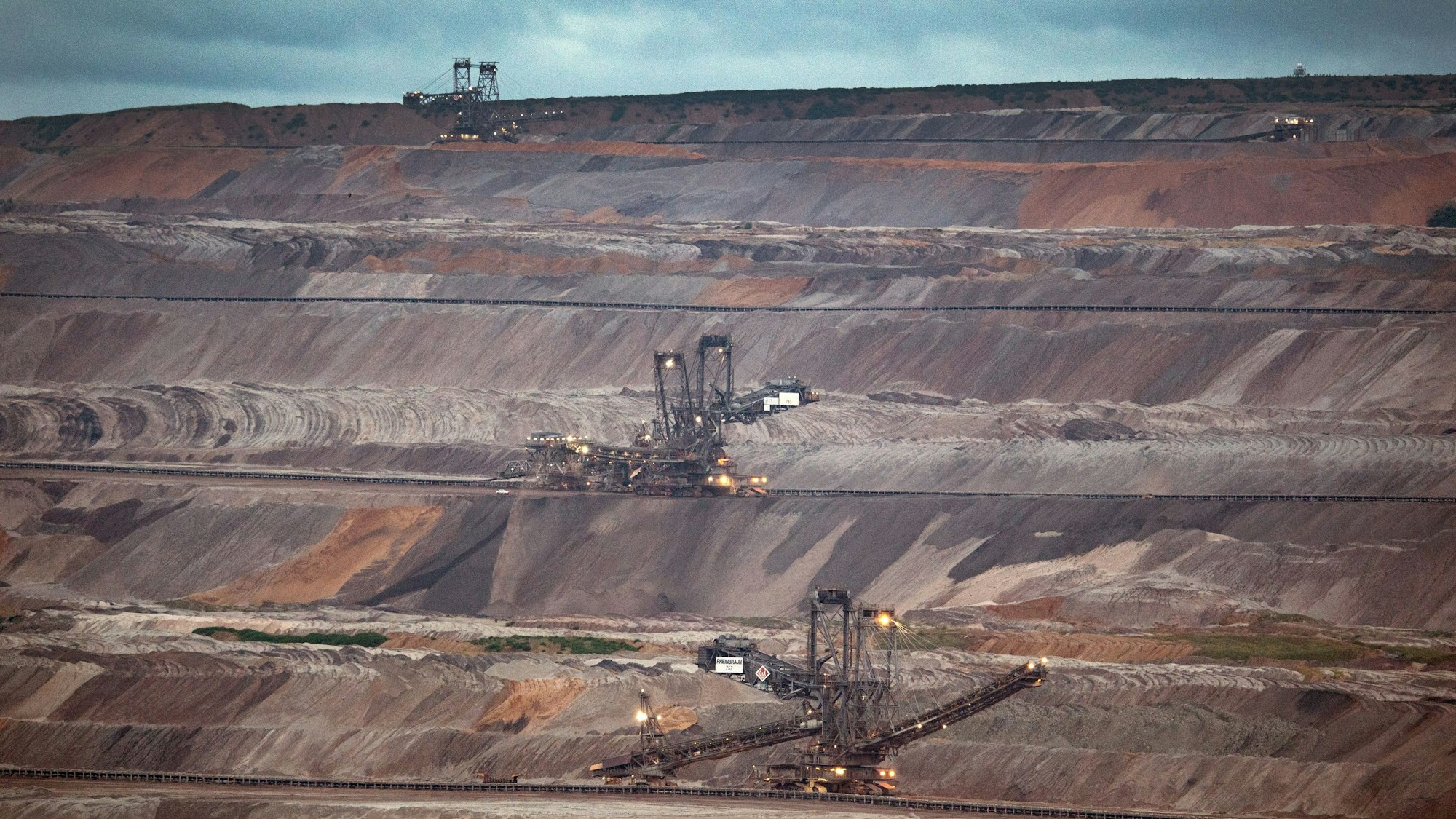 Das Foto zeigt Absetzer im Tagebau Hambach.